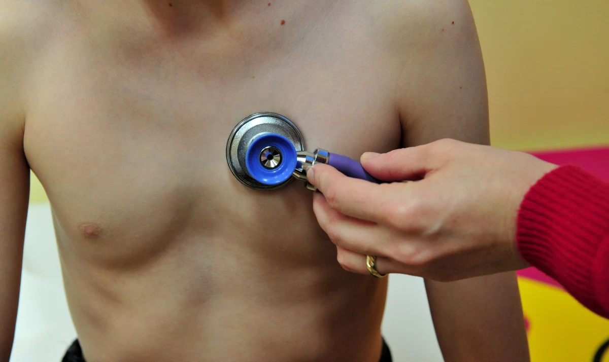 Lekarze mają duże problemy z rozpoznawaniem u dzieci groźnej, nietypowej formy choroby Kawasaki, spowodowanej prawdopodobnie przez koronawirusa. Taki alarm podnoszą francuskie media po wniesieniu skargi przeciwko szpitalowi w Marsylii przez rodziców zmarłego 9-latka. Lekarze myśleli, że to szkarlatyna.