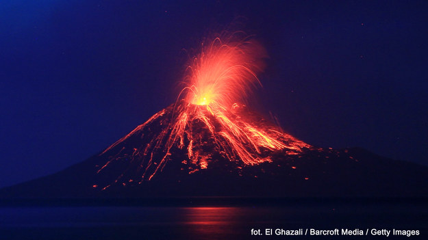 Liczbę czynnych wulkanów na świecie naukowcy i sejsmolodzy szacują na około 800. Ponad połowa z nich znajduje się na lądzie. Oprócz tego jest kilka tysięcy nieczynnych wulkanów na lądzie oraz kilkadziesiąt tysięcy pod wodą. Dzisiaj zobaczycie kilka najbardziej niebezpiecznych czynnych wulkanów. 