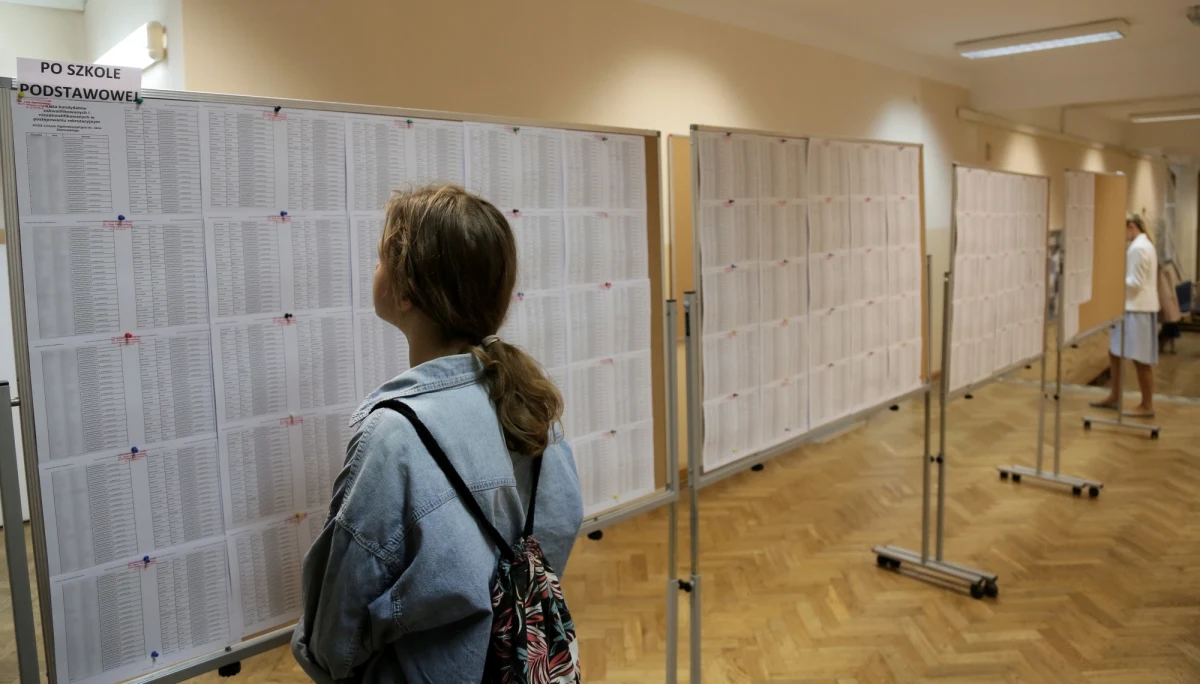 Od 15 czerwca do 10 lipca absolwenci podstawówek będą mogli składać dokumenty do szkół średnich - poinformował minister edukacji Dariusz Piontkowski. Kolejny termin to 31 lipca-4 sierpnia. Ostateczne listy przyjętych do szkół ogłoszone zostaną 19 sierpnia. Minister przyznał, że po konsultacjach ten harmonogram się nieco zmienił w stosunku do pierwotnego planu.