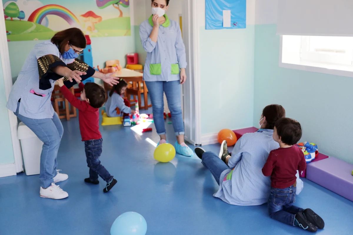 Nie będzie krajowej akcji przeprowadzania testów na koronowirusa u nauczycieli. Możliwe są natomiast testy dla nauczycieli i opiekunów dzieci w grupach wysokiego ryzyka. Tak minister zdrowia Łukasz Szumowski odpowiada na żądanie samorządowców z Unii Metropolii, by rząd zorganizował i sfinansował testy dla wszystkich pracowników żłobków, przedszkoli i szkół.