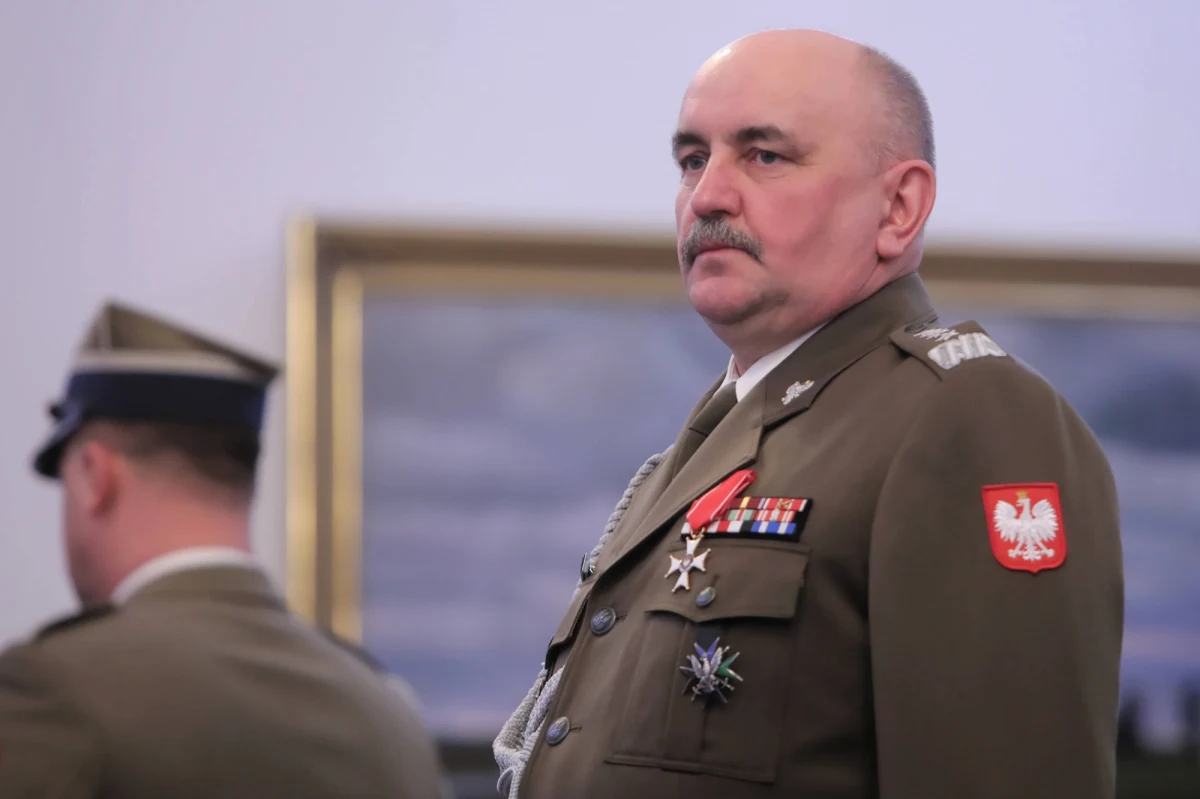 Dówodca Generalny Rodzaju Sił Zbrojnych gen. Jarosław Mika po wygranej walce w koronawirusem oddał osocze krwi, by pomóc chorym na COVID-19 - poinformowało Dowództwo Generalne.