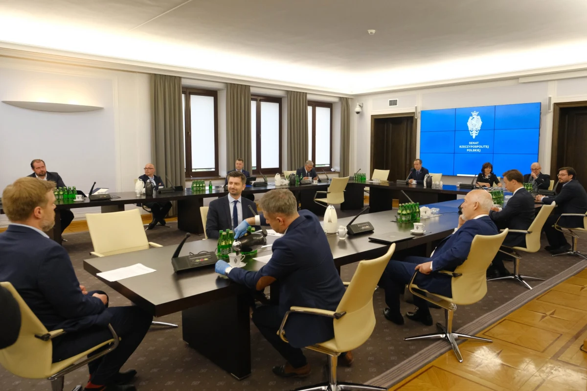 "Po tym spotkaniu pewne jest jedno: chcemy, żeby wybory prezydenckie odbyły się jak najszybciej i termin tych wyborów to najprawdopodobniej 28 czerwca 2020 roku" – oświadczył szef klubu Lewicy Krzysztof Gawkowski po kolejnej rundzie obrad okrągłego stołu ws. wyborów prezydenckich. Jak zaznaczył: "Przedstawiciele PiS powiedzieli, że to właśnie ta data będzie obligowała kalendarz wybroczy". Wiceszef klubu PiS Marek Suski ocenił natomiast, że "można powiedzieć, że dzisiejsze spotkanie posunęło nas do przodu".