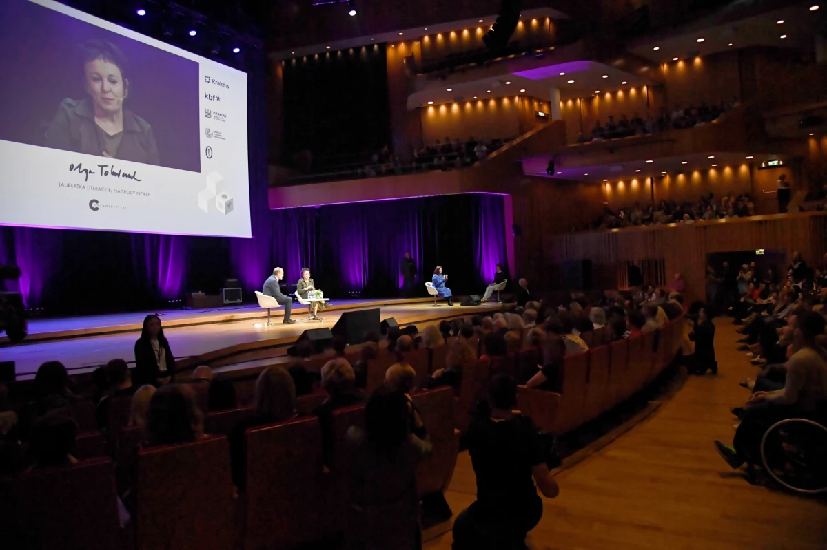 Organizatorzy kilkudziesięciu polskich festiwali podpisali list z apelem o pomoc do premiera Mateusza Morawieckiego i wicepremierów - Jadwigi Emilewicz i Piotra Glińskiego. "Przedłużająca się niepewność dotycząca możliwości organizacyjnych i ekonomicznych sprawia, że przyszłość festiwali rysuje się dramatycznie. O ile stosunkowo łatwo odbudujemy turystykę krajową, a następnie międzynarodową, o tyle powrót festiwali do formy, w jakiej dotychczas funkcjonowały, będzie niemożliwy bez systemowego wsparcia ze strony państwa" - czytamy w dokumencie.