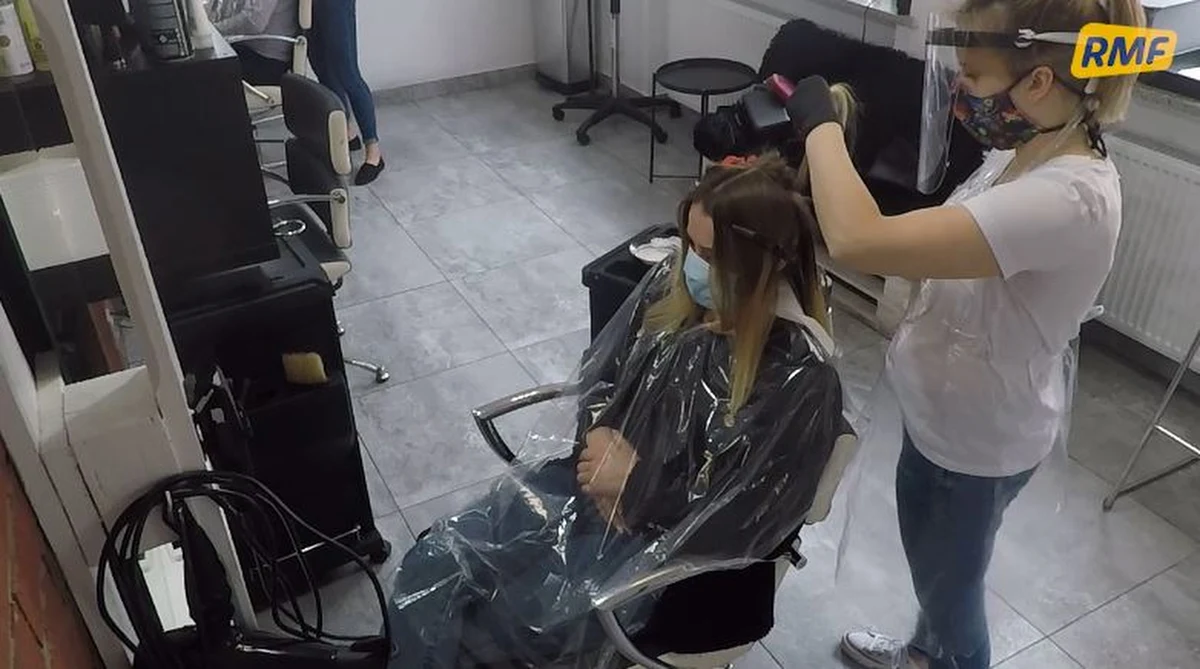 W poniedziałek, 18 maja otwarte zostały między innymi zakłady fryzjerskie i kosmetyczne. To efekt wprowadzenia w życie kolejnego etapu odmrażania gospodarki. Obowiązują jednak pewne zasady, o których należy pamiętać przed wizytą w salonie. Sprawdziliśmy to. 