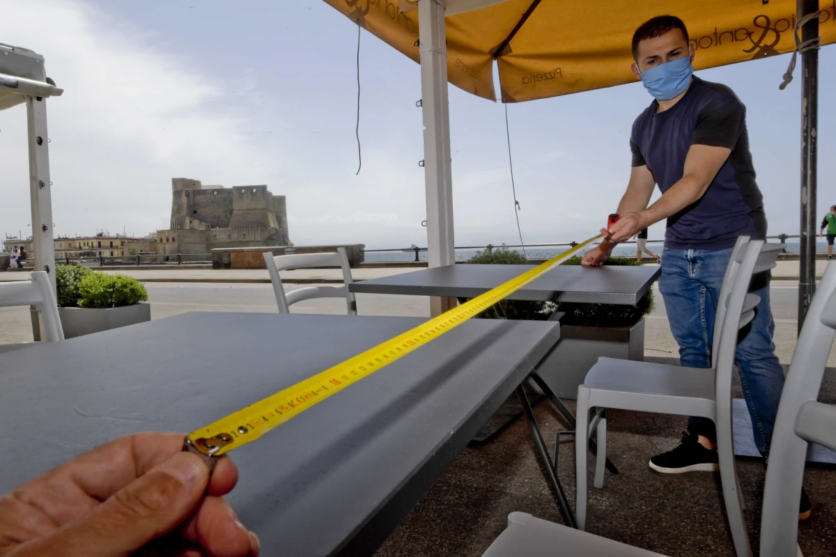 Dystans społeczny zalecany obecnie dla ochrony przed COVID-19, czyli zwykle dwa metry, może nie wystarczać. Nawet przy niewielkim wietrze, kropelki śliny wyrzucane podczas kaszlu mogą pokonać ponad 5 metrów - ostrzegają badacze.
