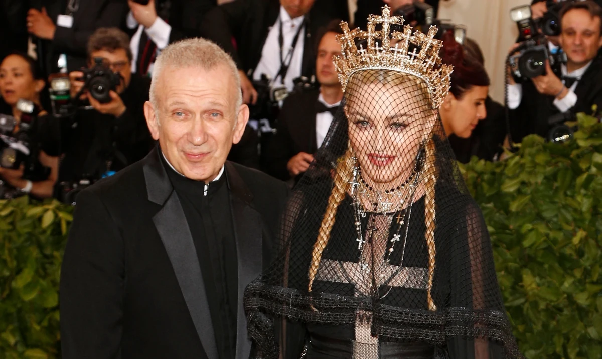 Jeden z najbardziej awangardowych paryskich projektantów mody, który ubiera takie gwiazdy show-biznesu jak Lady Gaga czy Madonna - Jean Paul Gaultier - przedstawił nową kolekcję… maseczek ochronnych - w różnych kształtach i z różnych materiałów. Niektórzy komentatorzy sugerują, że dzięki niemu maski - zamiast przeszkadzać - stały się atutem lubiących prowokacje kobiet i mężczyzn.