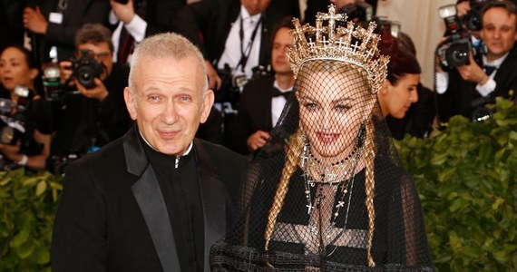 Jeden z najbardziej awangardowych paryskich projektantów mody, który ubiera takie gwiazdy show-biznesu jak Lady Gaga czy Madonna - Jean Paul Gaultier - przedstawił nową kolekcję… maseczek ochronnych - w różnych kształtach i z różnych materiałów. Niektórzy komentatorzy sugerują, że dzięki niemu maski - zamiast przeszkadzać - stały się atutem lubiących prowokacje kobiet i mężczyzn.