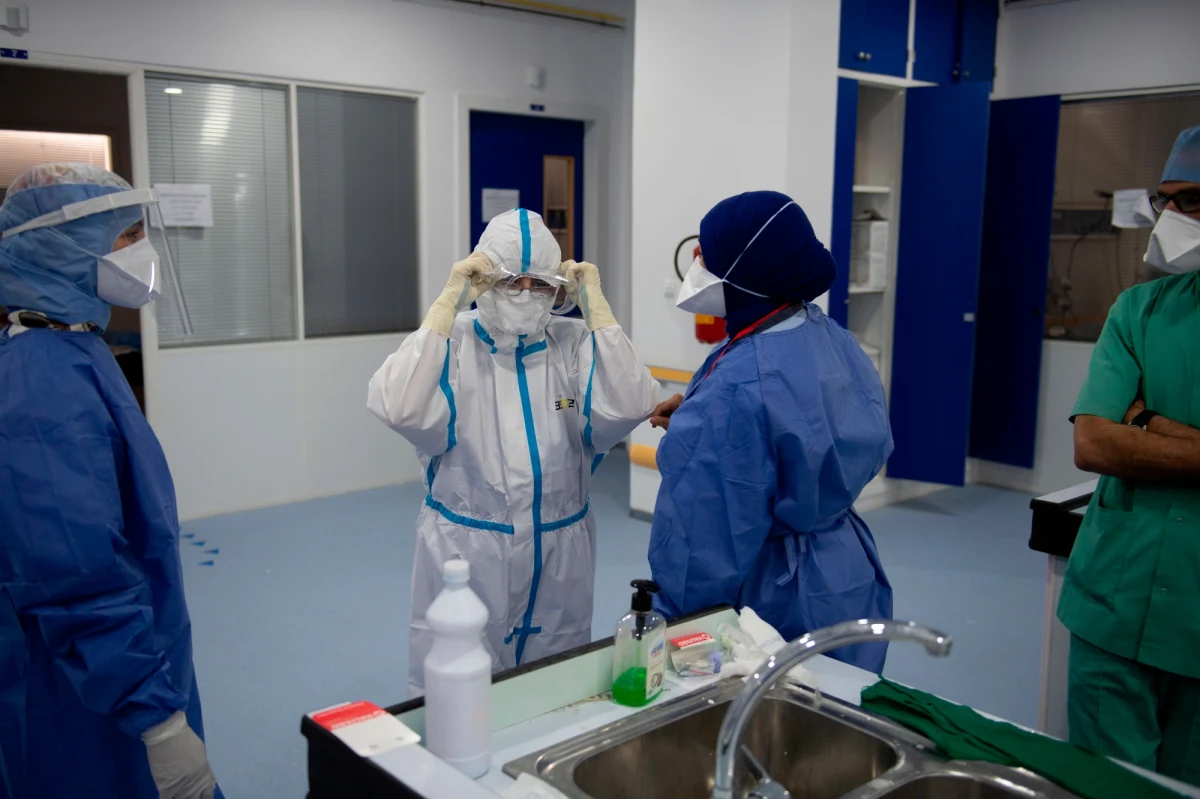 Nowojorski doktor James “Charlie" Mahoney przełożył swoje przejście na emeryturę, by pomagać w walce z epidemią. Po zakażeniu się koronawirusem zmarł pod koniec kwietnia - informuje dziennik "Washington Post".
