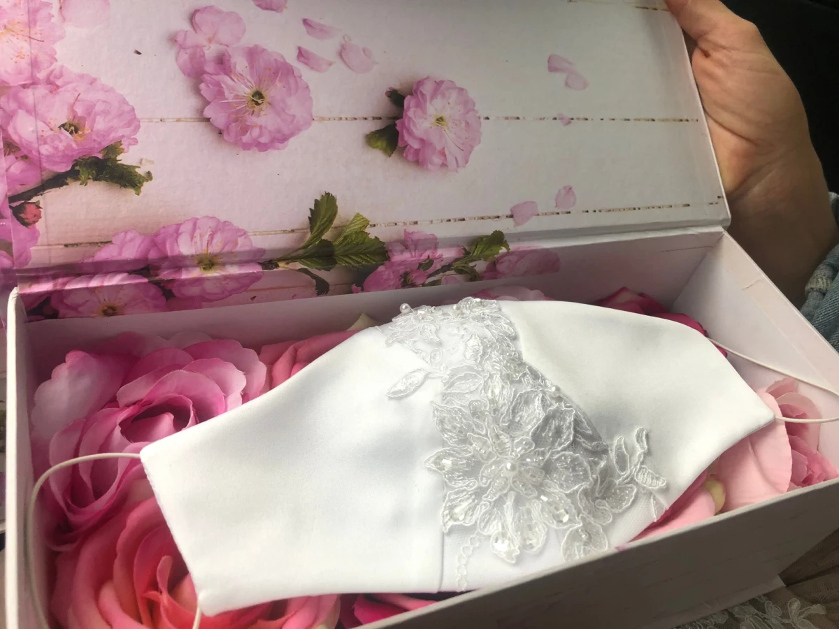 Ślub w czasie pandemii nie musi oznaczać konieczności rezygnacji z wyjątkowej i pięknej oprawy uroczystości. Tylko jak to zrobić, skoro zaślubiny nie zwalniają z obowiązku zasłaniania ust i nosa? Z pomocą ruszają projektanci… ślubnych maseczek!