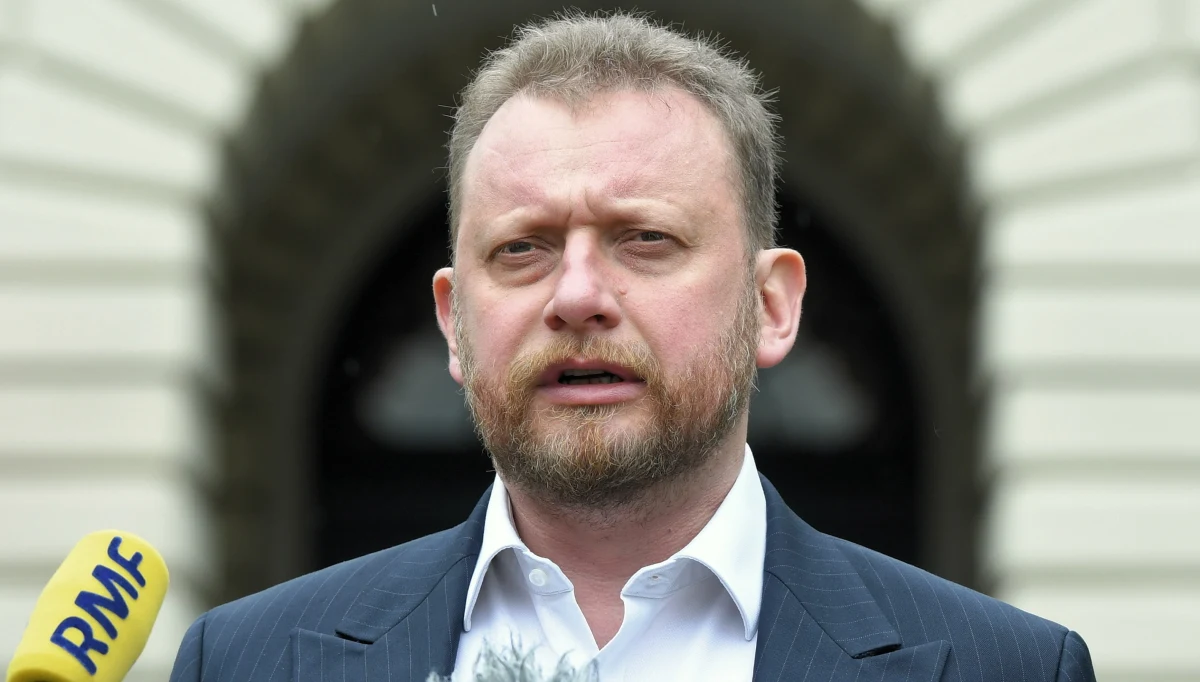 ​Kilkadziesiąt tysięcy oszczędności, trzy działki i trzy samochody - to majątek ministra zdrowia Łukasza Szumowskiego. Szef resortu złożył kolejne oświadczenie majątkowe, ponieważ poprzednie było nieczytelne. Jak mówi polityk w rozmowie z "Super Expressem", "bazgrze jak kura pazurem".