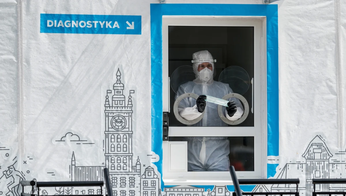 W środę w Polsce wykryto 471 nowych przypadków koronawirusa zmarło 14 osób.  O 301 nowych przypadkach zakażenia koronawirusem – poinformowało Ministerstwo Zdrowia o poranku. Podano też wtedy, że w wyniku COVID-19 zmarło 5 osób. Po południu resort poinformował o kolejnych 170 zakażeniach i śmierci 9 osób. Od początku pandemii w naszym kraju wykryto 19 739 zakażeń, zmarły 962 osoby.