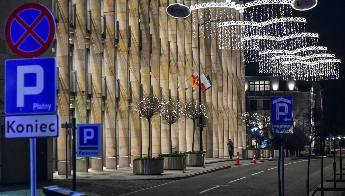 ​Urząd Marszałkowski Województwa Lubelskiego nie chce ujawnić, do kogo konkretnie trafiły nagrody w wysokości kilkudziesięciu tysięcy złotych - informuje portal Onet. Jak na razie służby prasowe marszałka Jarosława Stawiarskiego zasłaniają się przepisami ustawy o koronawirusie.