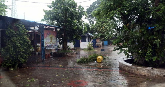 Ulewne deszcze i porywisty wiatr nawiedziły dwa stany na wschodzie Indii i część Bangladeszu na kilka godzin przed nadejściem potężnego cyklonu Amphan. Rozpoczęto przygotowania do ewakuacji milionów mieszkańców na położone wyżej obszary. Operację komplikuje pandemia koronawirusa. 
