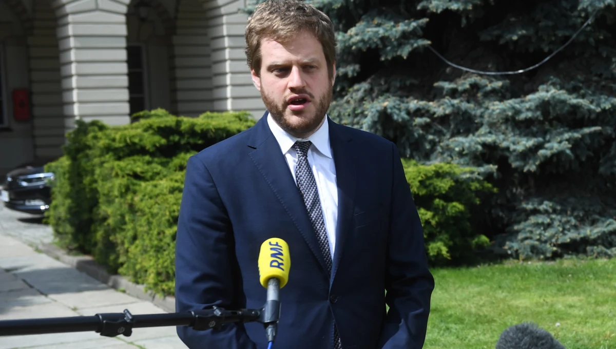 Niecodzienny spór między posłami KO Sławomirem Nitrasem i Marcinem Kierwińskim, a wiceministrem zdrowia Januszem Cieszyńskim miał miejsce podczas środowej konferencji prasowej. Posłowie KO zarzucili urzędnikom resortu zdrowia zarabianie na epidemii, a wiceminister im kłamstwo.