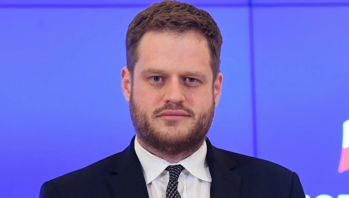 Ministerstwo Zdrowia będzie dystrybuowało taki asortyment, który został już przebadany i spełnia normy FFP2 i FFP3 - zapewnił wiceminister zdrowia Janusz Cieszyński. Poinformował także, że maseczki sprowadzone przez Naczelną Radę Lekarską "powinny wrócić do magazynu". 