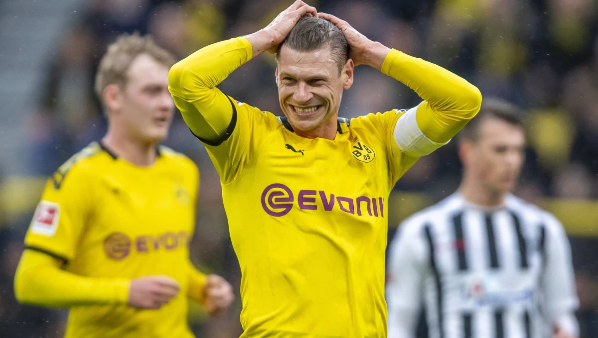 Łukasz Piszczek o rok przedłużył wygasający z końcem czerwca kontrakt z Borussią Dortmund - informuje "Bild". Blisko 35-letni piłkarz występuje w tym klubie od 2010 roku i rozegrał w jego barwach 354 mecze.