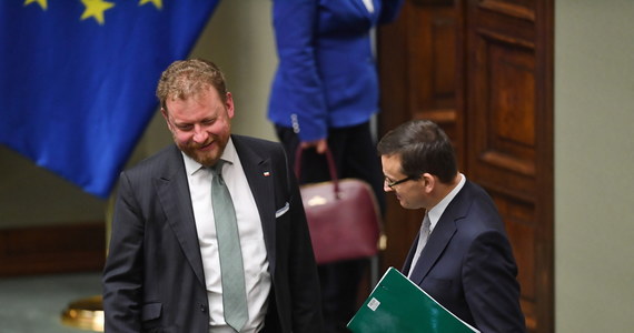 Lewica zwróciła się do Najwyższej Izby Kontroli o sprawdzenie działań kancelarii premiera ws. zakupu maseczek ochronnych, które dostarczone zostały do Polski z Chin z wielką pompą, na pokładzie największego samolotu świata i które - jak się okazuje - nie spełniają norm bezpieczeństwa. Drugi wniosek dotyczy kwestii dotacji i grantów z Narodowego Centrum Badań i Rozwoju, które uzyskała w ostatnich latach spółka brata ministra zdrowia Łukasza Szumowskiego.