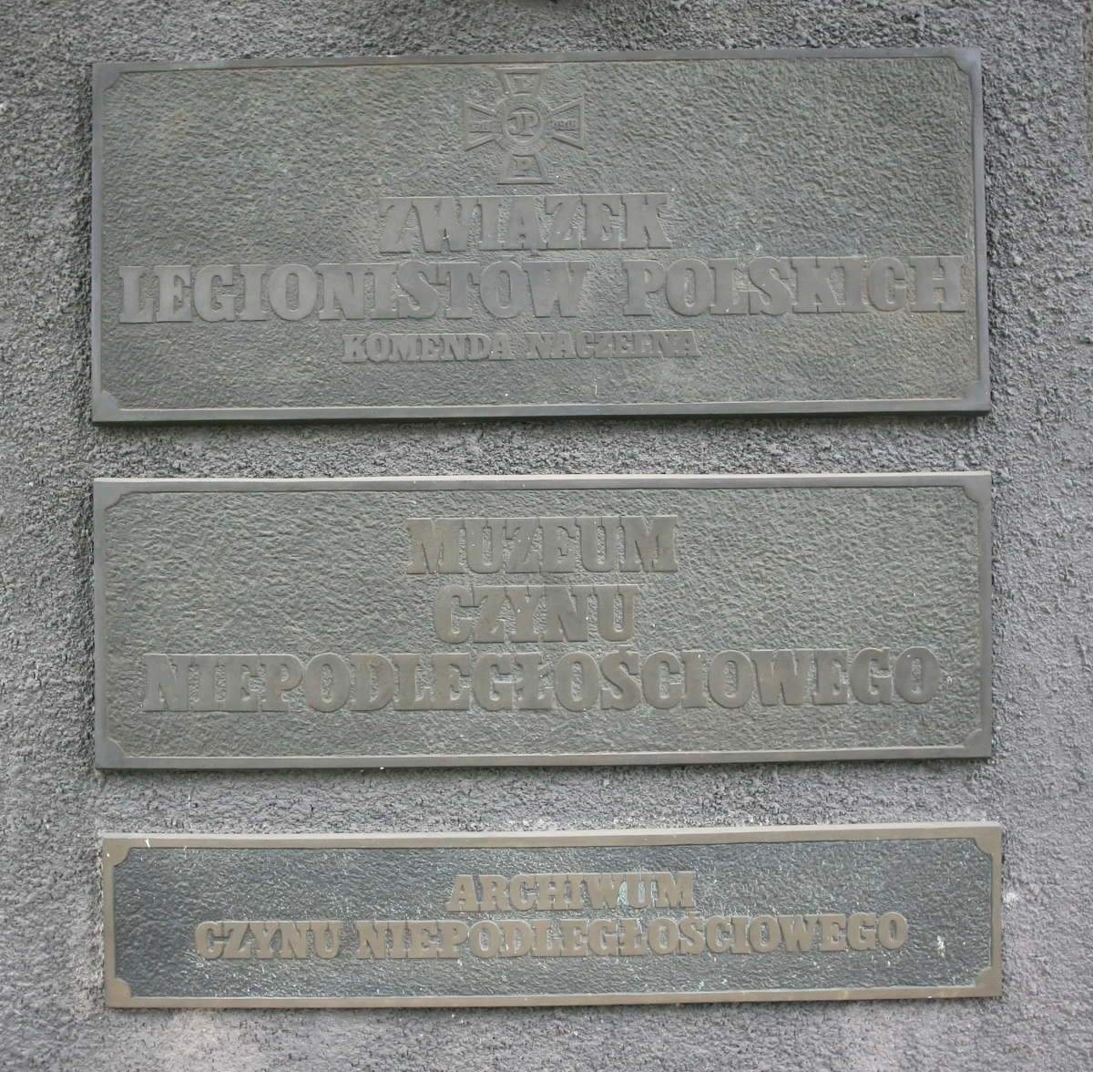 Minister Kultury i Dziedzictwa Narodowego zakazał dalszej działalności Muzeum Czynu Niepodległościowego w Krakowie prowadzonego przez Związek Legionistów Polskich. Ze względu na interes społeczny, jakim jest zabezpieczenie przed zagrożeniem zniszczenia lub kradzieży zbiorów mających niepodważalne znaczenie dla dziedzictwa narodowego oraz ze względu na konieczność zapewnienia bezpieczeństwa zwiedzających, decyzji nadano rygor natychmiastowej wykonalności.