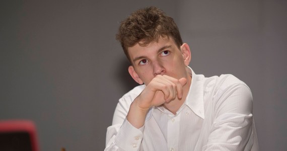 Jan-Krzysztof Duda pokonał w środę mistrza świata Magnusa Carlsena w siódmej rundzie drugiej edycji prestiżowego turnieju online w szachach szybkich organizowanego przez Norwega. Tego dnia Polak uzyskał 2,5 pkt z czterech partii i awansował na 9. miejsce w stawce 12 czołowych graczy globu.