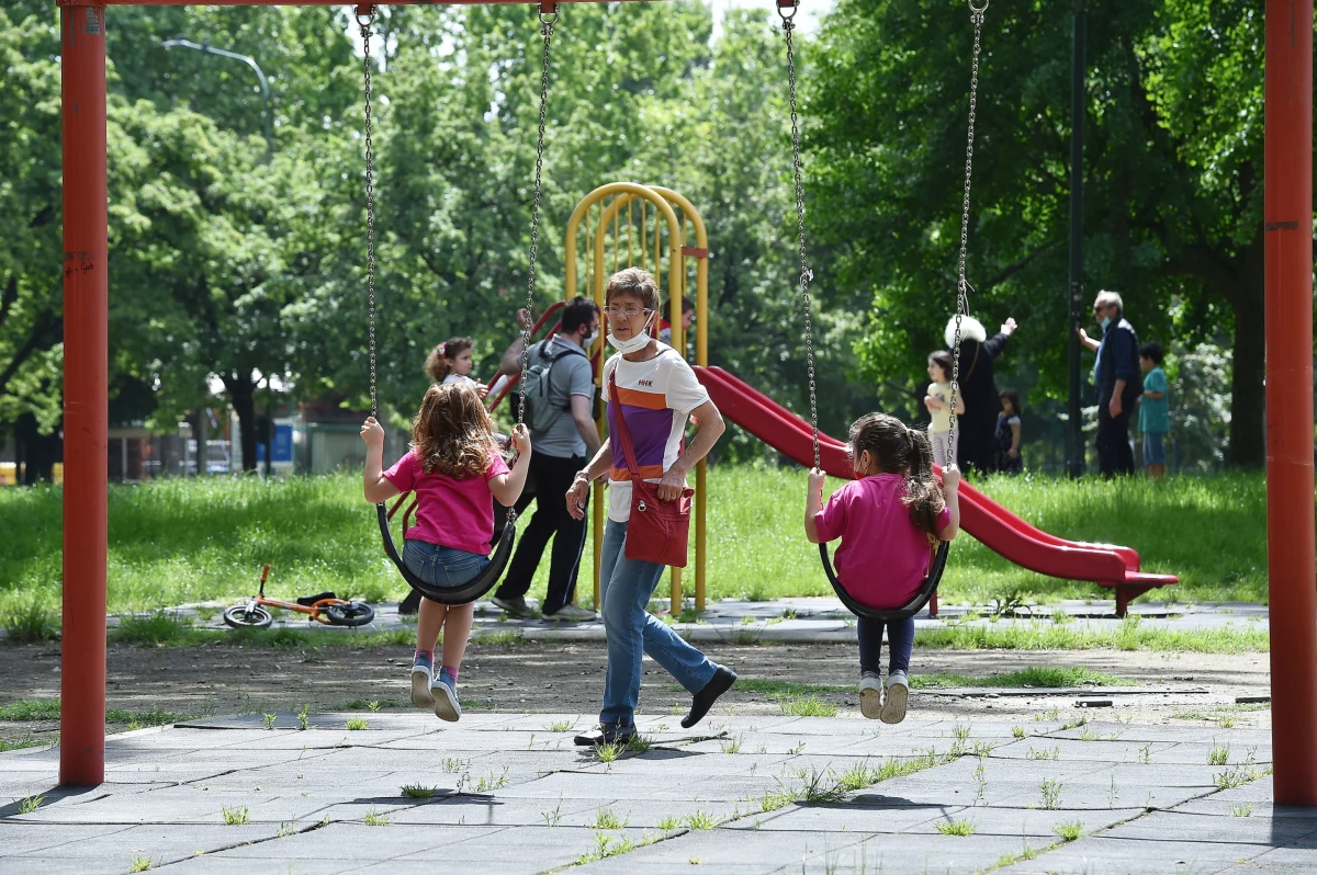 Dzieci na ogół nie zakażają dorosłych koronawirusem SARS-CoV-2, jest wręcz odwrotnie. Wszystkie dzieci z zakażeniem, które do nas trafiły, zakaziły się od dorosłych – mówi dr hab. Ernest Kuchar z WUM. Dodał, że w Polsce nie stwierdzono przypadków podobnych do choroby Kawasakiego.