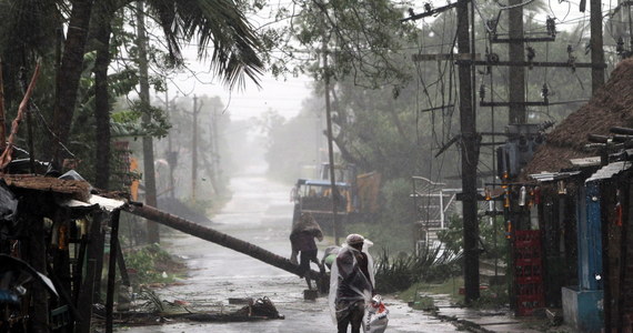 Potężny cyklon Amphan przeszedł przez gęsto zaludnione wybrzeże wschodnich Indii i Bangladeszu, zrywając dachy i mosty, przerywając wały. Całe wioski pozostały bez dostępu do świeżej wody, prądu i komunikacji. W czwartek potwierdzono śmierć co najmniej 22 osób.