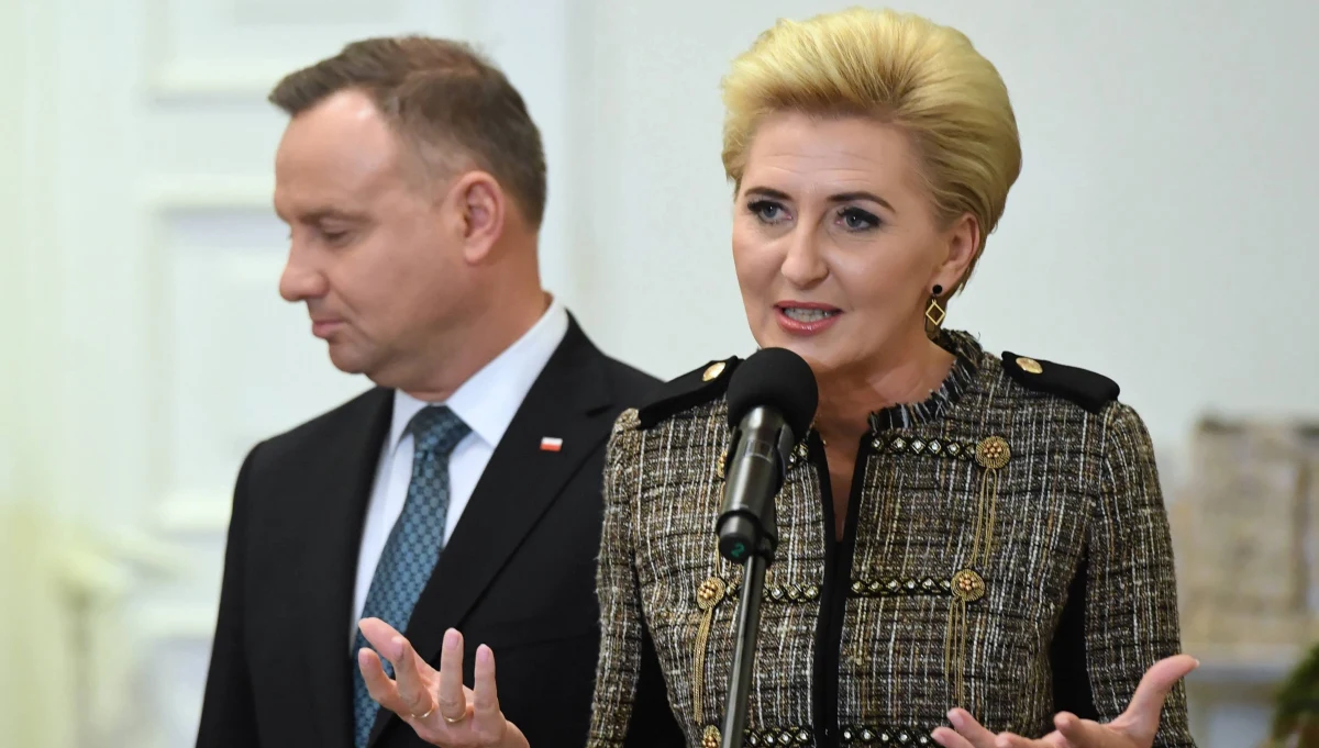 ​"Pierwsza Dama na co dzień zajmuje się problemami społecznymi, współpracując z wieloma organizacjami, instytucjami i środowiskami" - pisze w liście do Pauliny Kosiniak-Kamysz przedstawicielka służb prasowych Kancelarii Prezydenta. Żona szefa ludowców kilka tygodni temu wysłała apel do Pierwszej Damy Agaty Kornhauser-Dudy, wyciągnąć rękę do dzieci cierpiących na choroby rzadkie, które mają bardzo ciężko w czasach epidemii koronawirusa.