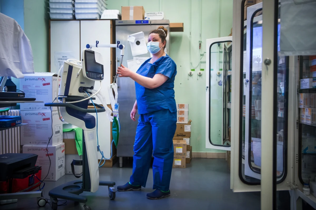 W czwartek mamy 245 nowych przypadków zakażeń koronawirusem, z czego 189 dotyczy Śląska - to jest sytuacja, którą będziemy obserwowali jeszcze przez około tydzień; jesteśmy przekonani, że w ciągu tygodnia ta liczba powinna istotnie zmaleć - podkreślił wiceminister zdrowia Janusz Cieszyński.