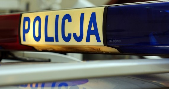 Policja z Czarnkowa w Wielkopolsce schwytała mężczyznę poszukiwanego za włamania. Podczas zatrzymania kopał i szarpał funkcjonariuszy. Jednego z policjantów ugryzł w palec.