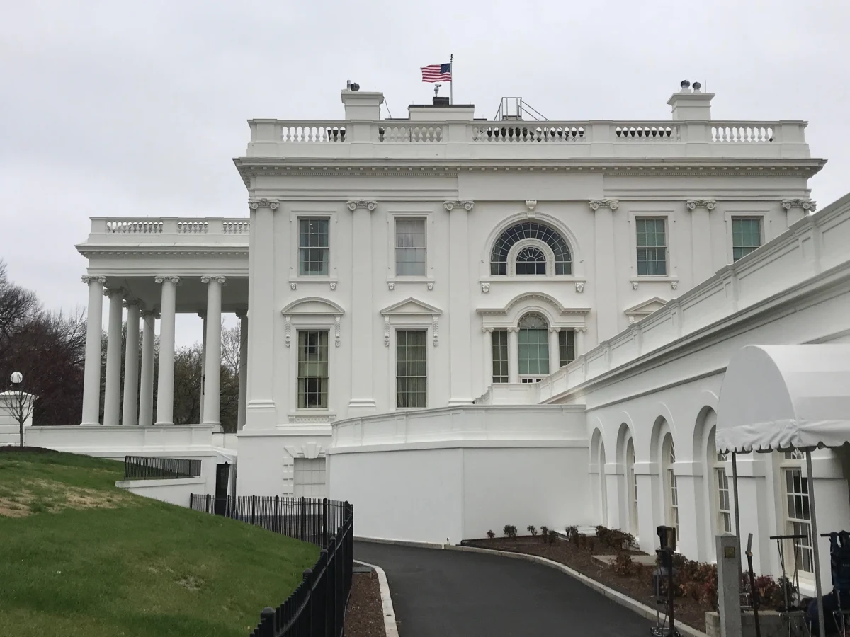 W wieku 91 lat zmarł były kamerdyner z Białego Domu Wilson Roosevelt Jerman. Powodem jego śmieric był koronawirus. Mężczyzna pracował dla 11 amerykańskich prezydentów od 1957 do 2012 roku.