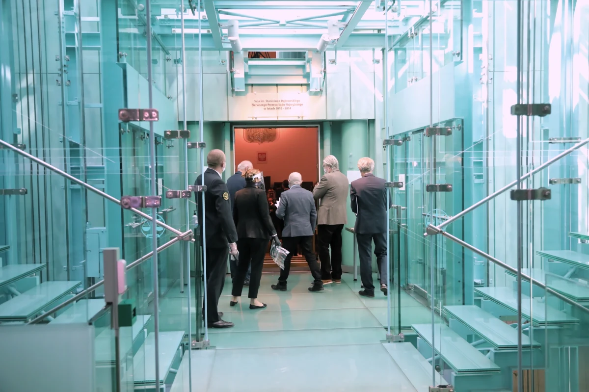 Stowarzyszenie sędziów polskich Iustitia przygotowało ranking osób, które starają się o wejście do grona pięciorga kandydatów na I prezesa Sądu Najwyższego. W gmachu przy placu Krasińskich trwa zgromadzenie, które ma wyłonić następcę profesor Małgorzaty Gersdorf. Dotychczas nie było to możliwe ze względu na spór proceduralny pomiędzy starymi a nowymi sędziami. 