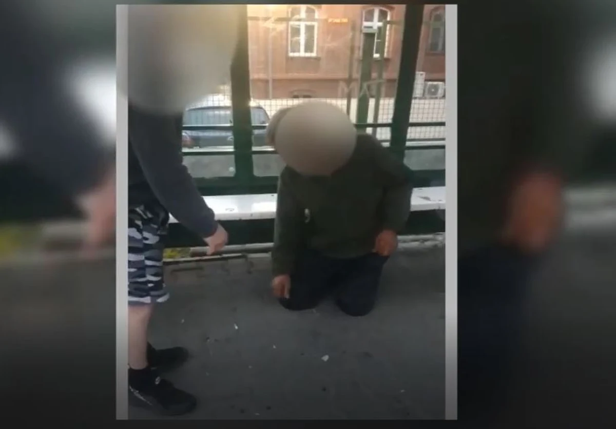 Do 5 lat więzienia grozi 28-latkowi z Rudy Śląskiej, który znęcał się nad bezdomnym. Na początku maja pobił mężczyznę, wcześniej zmuszał go do wykonywania poniżających poleceń. Koledzy oprawcy nagrali wszystko telefonem komórkowym. Bulwersujący jest fakt, że ta sytuacja miała miejsce w centrum miasta, a nikt ze świadków nie powiadomił policji.