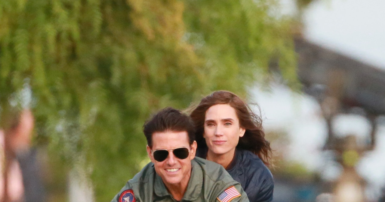 Tom Cruise słynie z perfekcjonizmu na planie i ogromnego zaangażowania w swój każdy filmowy projekt. O jego drobiazgowym przygotowaniu do roli mówi każdy, kto z nim pracował. Teraz skomplementowała go Jennifer Connelly, która partnerowała mu na planie filmu "Top Gun: Maverick". "Nie znam nikogo, kto byłby bardziej oddany swojej pracy" - zdradza aktorka.