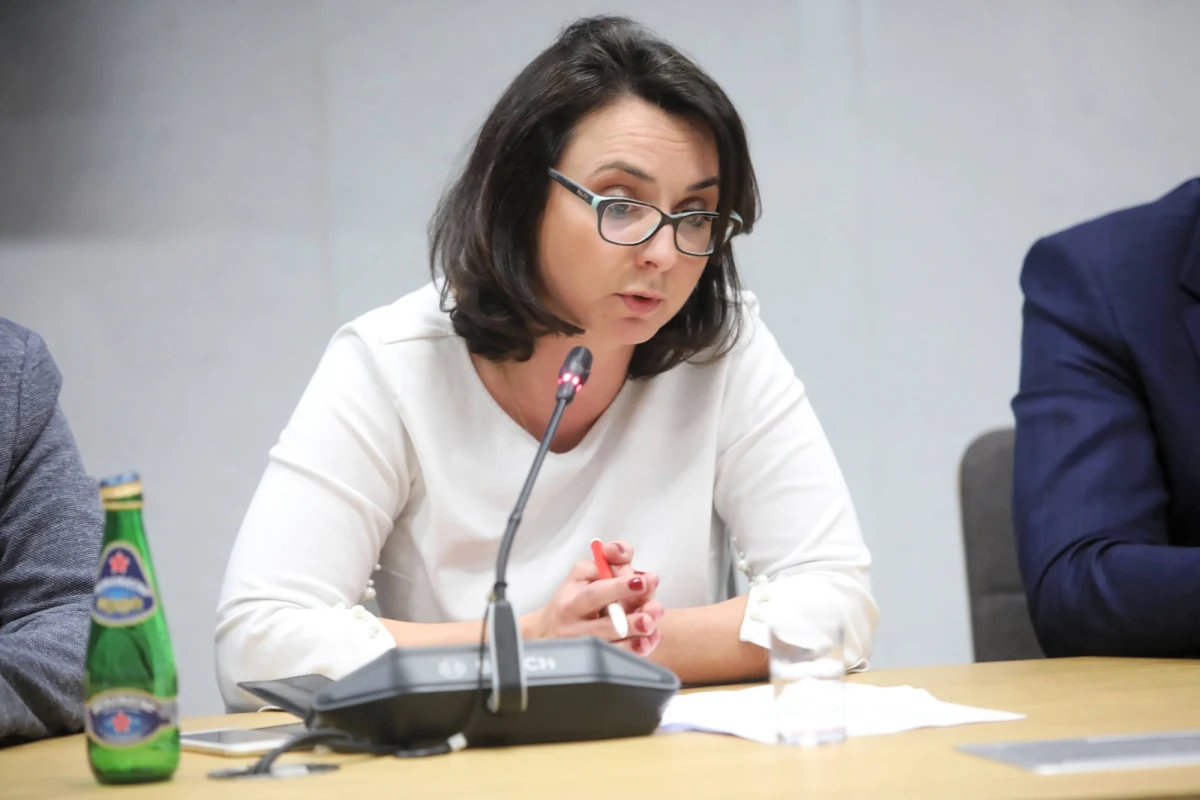 "Niemal codziennie dowiadujemy się o nowych aferach, w których główną role odgrywają ludzie w różny sposób powiązani z PiS. W trakcie pandemii miliony złotych z naszych podatków są wydawane na bezużyteczny sprzęt, bezużyteczne maseczki, a co w tych sprawach ma do powiedzenia prezydent Andrzej Duda? Nic" – powiedziała posłanka Koalicji Obywatelskiej Kamila Gasiuk-Pihowicz. "Prezydent Andrzej Duda wobec Jarosława Kaczyńskiego zachowuje się jak szeregowiec wobec kaprala - pręży się, staje na baczność, a Polska potrzebuje prezydenta, który tego małego kaprala z Żoliborza postawi do pionu" - oceniła. 