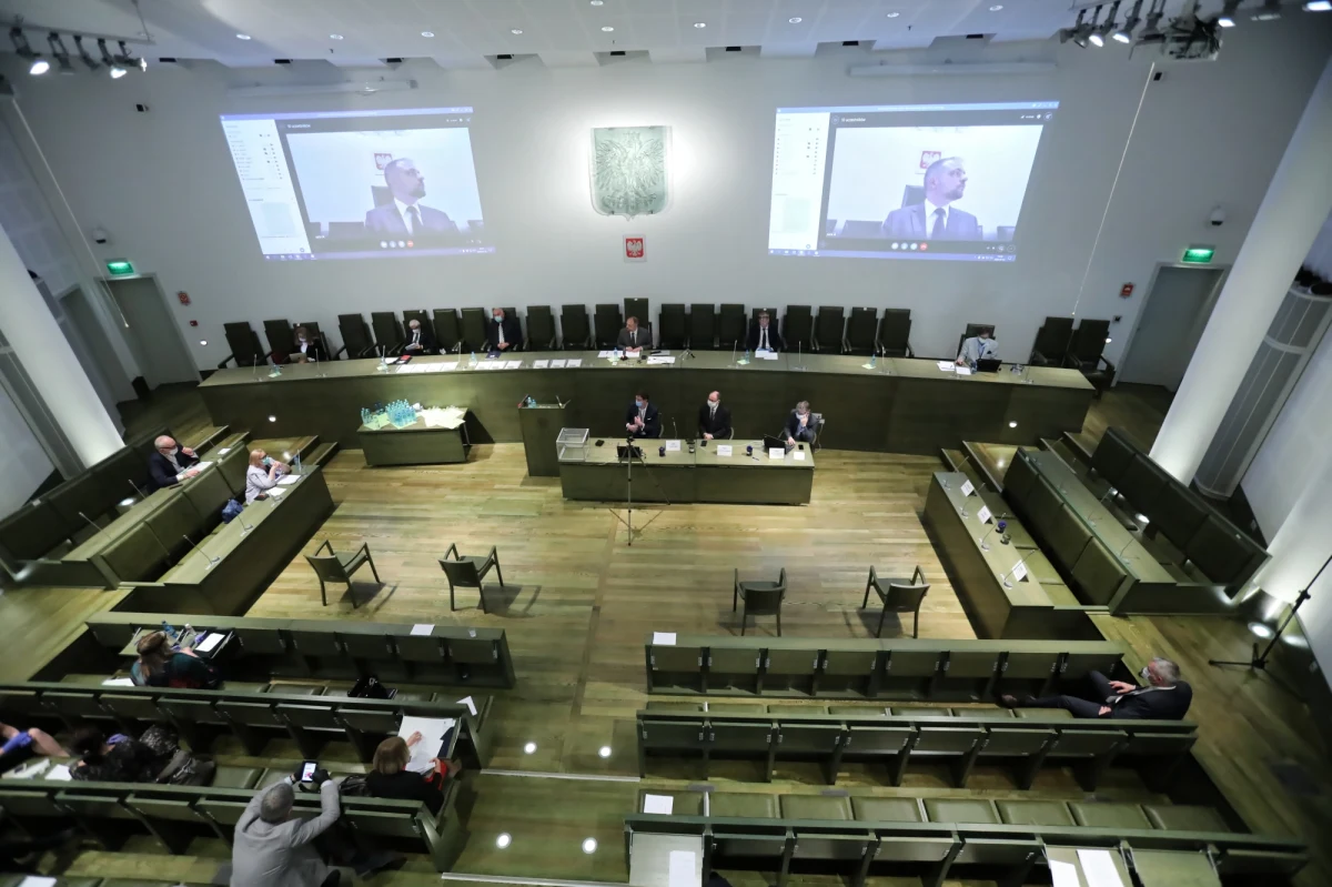 Zgromadzenie Ogólne Sędziów Sądu Najwyższego dotarło do etapu zadawania pytań 10 sędziom chcącym kandydować na stanowisko I prezesa SN. Wcześniej, po kilku godzinach sporów proceduralnych, kandydaci na kandydatów wygłosili oświadczenia: każdy z nich na zaprezentowanie swojej wizji kierowania Sądem Najwyższym dostał kwadrans. Niektórzy jednak, tzw. starzy sędziowie SN, wykorzystali ten czas, by ostrzec, że zlekceważenie procedur pozbawi wybór nowego I prezesa SN legalności. Ostatecznie wieczorem, po blisko 10 godzinach, obrady Zgromadzenia Ogólnego zostały odroczone do sobotniego poranka.