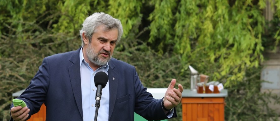 "Mam dobre wiadomości dla rolników legalnie zatrudniających cudzoziemców. Za niezbędne testy, wykonywane pracownikom sezonowym przyjeżdżającym z zagranicy, zapłaci budżet państwa" - poinformował minister rolnictwa Jan Krzysztof Ardanowski. "Państwo to wspólnota. Dobrze funkcjonuje, gdy jest współpraca i wzajemne zrozumienie. Dziękuję ministrowi Szumowskiemu, który zdaje sobie sprawę z wagi problemu" - podkreślił.