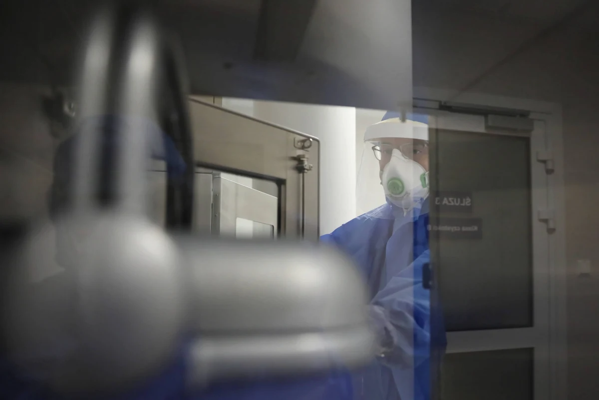 Wysokie: gęstość zaludnienia i wskaźnik urbanizacji, koncentracja wielu dużych przedsiębiorstw oraz duża liczba szpitali odgrywają zasadniczą rolę w rozprzestrzenianiu się epidemii w woj. śląskim - regionie z największą liczbą zakażeń koronawirusem - wskazują badacze zUniwersytetu Śląskiego.