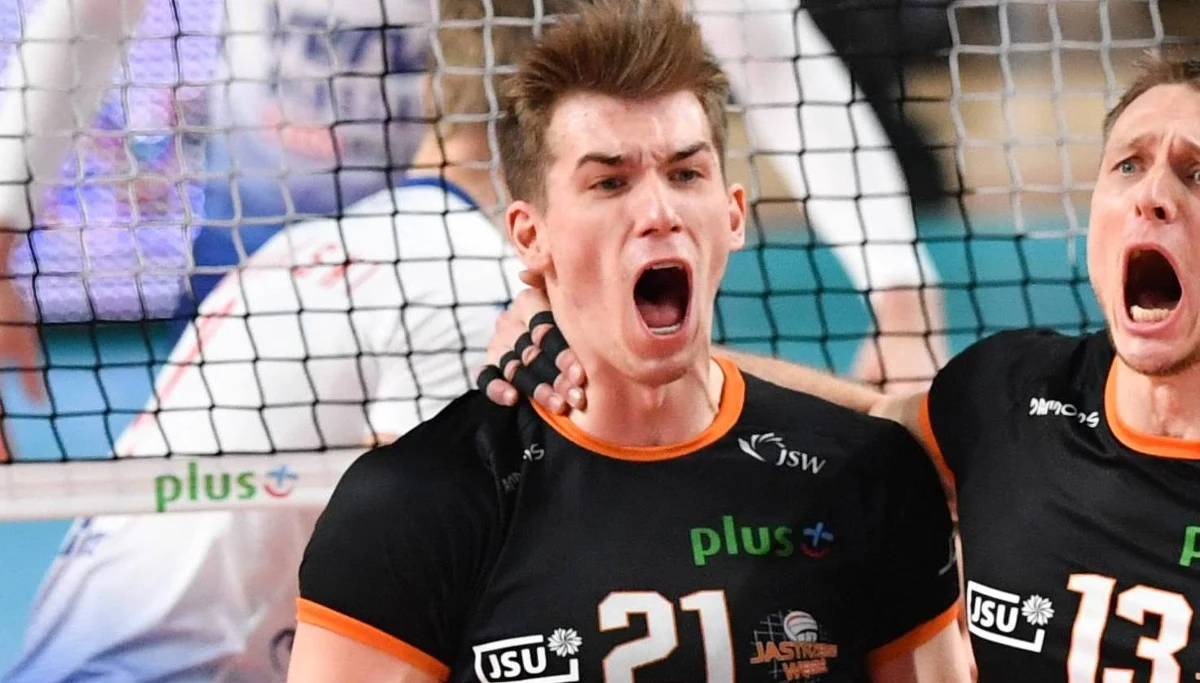 W siatkarskiej reprezentacji Polski zadebiutował rok temu. Biało-czerwoni pokonali wtedy Australię 3:1, a Fornal zaliczył udane wejście. Teraz po świetnym sezonie w Jastrzębskim Węglu po raz drugi znalazł się wśród powołanych przez Vitala Heynena na zgrupowanie w Spale. W rozmowie z Wojciechem Marczykiem z redakcji sportowej RMF FM Tomasz Fornal opowiada o grze w kadrze i sposobach pracy belgijskiego selekcjonera.