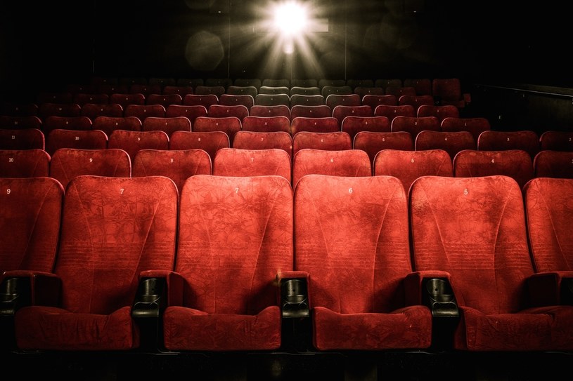 Rząd luzuje obostrzenia i od przyszłego piątku będą mogły wznowić działalność kina. Jednak czy na pewno już 12 lutego wszystkie placówki zostaną otwarte? Część kin, zwłaszcza duże sieci, jeszcze nie zdecydowały, czy się otworzą.