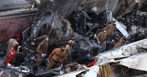 Do 97 wzrósł bilans ofiar śmiertelnych katastrofy samolotu pakistańskich linii lotniczych PIA, który rozbił się w piątek w Karaczi na południu Pakistanu. Dwie osoby ocalały - poinformowały w sobotą władze tego kraju, na które powołuje się agencja AFP.