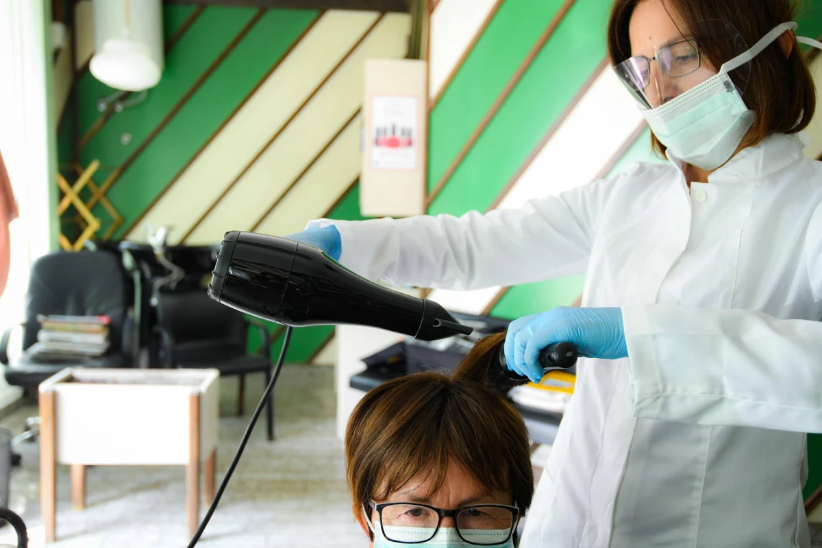 50-60 proc. dotychczasowych klientów wróciło do salonów kosmetycznych i na fotele fryzjerskie - podał Polski Związek Przemysłu Kosmetycznego (Kosmetyczni.pl). Dodał, że kalendarze fryzjerów i kosmetyczek wypełnione są średnio na nieco ponad 2 tygodnie do przodu.