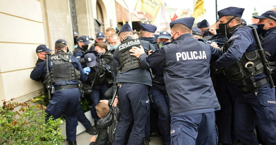 Stołeczna policja poinformowała, że na sobotę nie zostało zarejestrowane żadne zgromadzenie, dlatego każde będzie nielegalne. Na sobotę po południu zapowiedziany jest w Warszawie tzw. strajk przedsiębiorców.