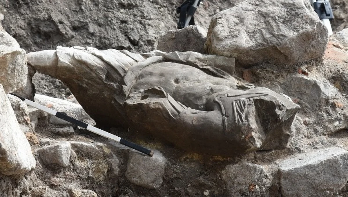 Kamienną, barokową rzeźbę przedstawiająca mężczyznę w rzymskim stroju odkryli archeolodzy prowadzący wykopaliska na terenie dawnych Zakładów Mięsnych w Gdańsku. Figura była wmurowana w fundament nieistniejącej piekarni.