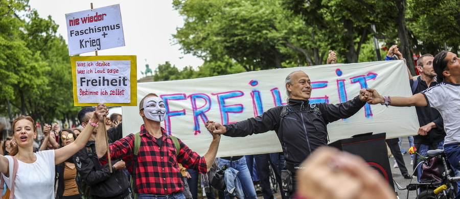 Policja aresztowała w sobotę w Berlinie około 60 osób podczas protestów przeciw restrykcjom związanym z pandemią koronawirusa. Demonstranci nie respektowali dystansu społecznego, a niektórzy atakowali policję. Dwóch funkcjonariuszy zostało lekko rannych.