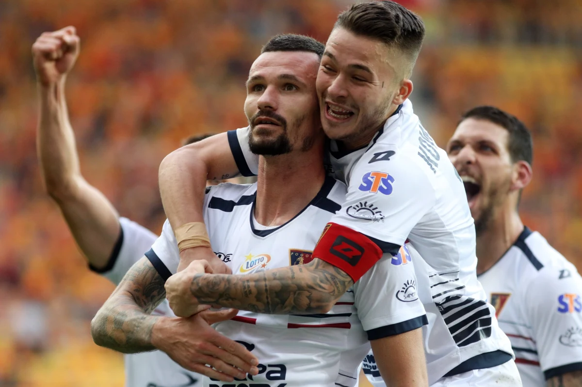 Już piątek na boiska wrócą piłkarze ekstraklasy. Pierwszy mecz po przerwie spowodowanej koronawirusem odbędzie się we Wrocławiu. Miejscowy Śląsk podejmie Raków Częstochowa. Pierwszy gwizdek o 18. W drugim piątkowym spotkaniu Pogoń Szczecin zagra u siebie z Zagłębiem Lubin. „Wszyscy jesteśmy ciekawi jak to będzie wyglądało” – mówi Adam Frączczak zawodnik Pogoni Szczecin z którym o przygotowaniach do powrotu na boisko, a także o tym co „Portowcy” musza poprawić w swojej grze rozmawiał Wojciech Marczyk z redakcji sportowej RMF FM. 