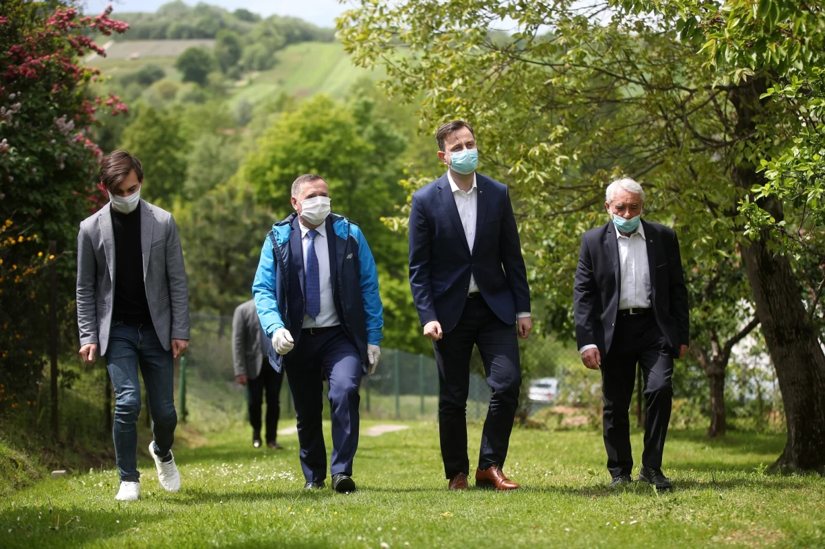 Andrzej Duda podzielił Polaków; Polska pogrążona jest w politycznej wojnie domowej, która wylewa się najpierw z głównych ośrodków władzy i przechodzi na cały kraj - powiedział kandydat PSL na prezydenta Władysław Kosiniak-Kamysz, komentując 5. rocznicę wyboru Andrzeja Dudy na prezydenta.