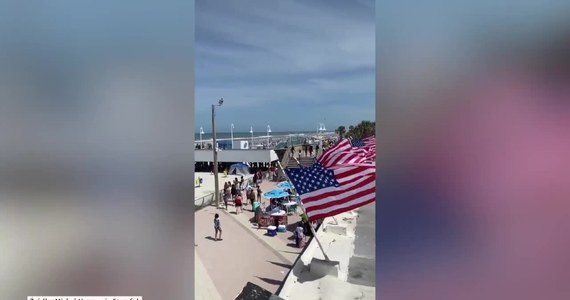 Tłumy ludzi pojawiły się na plaży w Daytona Beach na Florydzie po złagodzeniu obostrzeń, które weszło w życie w przeddzień państwowego święta Memorial Day. Co roku, w ostatni poniedziałek maja, Amerykanie upamiętniają wtedy poległych żołnierzy armii Stanów Zjednoczonych.