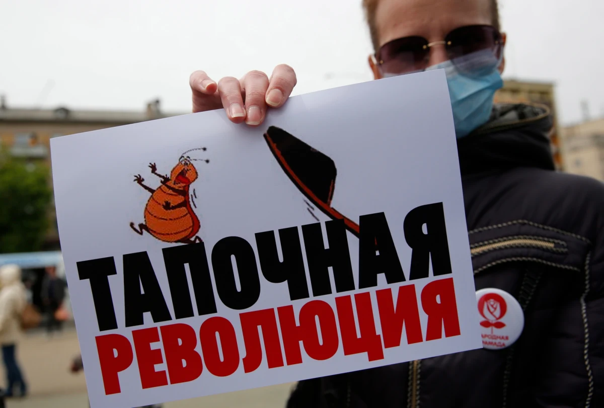 W Mińsku opozycyjni kandydaci zbierali podpisy poparcia, by móc wystartować w sierpniu w wyborach prezydenckich. Licznie przybyli ludzie uformowali kilkusetmetrowe kolejki, a pikiety przekształciły się w istocie w mityng opozycji.