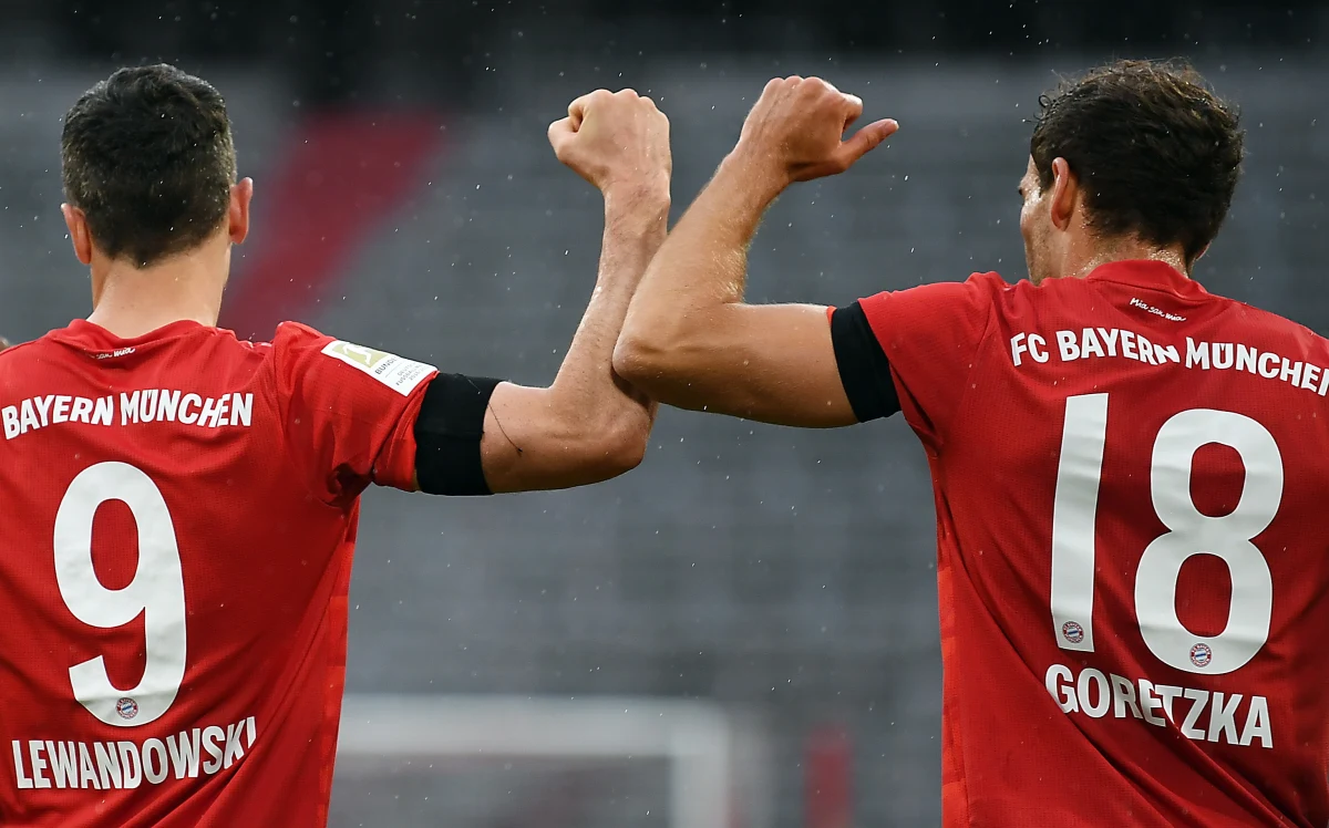 Szef Bayernu Monachium Karl-Heinz Rummenigge przyznał, że Robert Lewandowski ciągle go zaskakuje. "Im wyżej jest poprzeczka, tym lepiej on gra. Nigdy nie myślałem, że zobaczę piłkarza, który będzie w stanie dorównać Gerdowi Muellerowi" - powiedział.