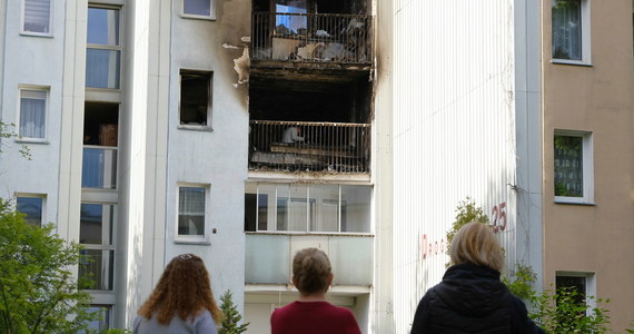Do tragicznego pożaru doszło po południu w bloku przy ul. Dragomilskiej na warszawskich Jelonkach. Jedna osoba zginęła, dwie inne zostały przewiezione do szpitala. Mieszkańcy bloku zostali ewakuowani.