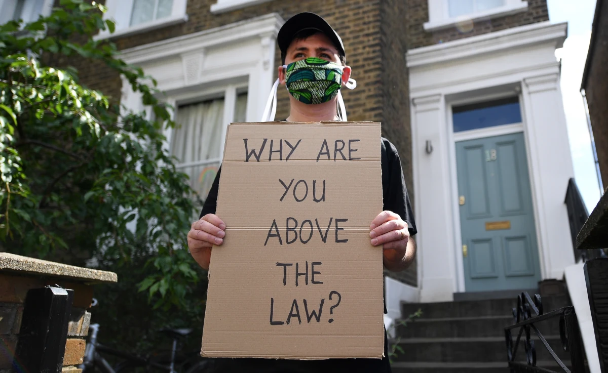 Brytyjski premier Boris Johnson oświadczył w niedzielę, że jego główny doradca Dominic Cummings zachował się odpowiedzialnie i zgodnie z prawem. Jak ujawniła prasa, Cummings co najmniej dwa razy złamał rządowy zakaz przemieszczania się bez potrzeby.